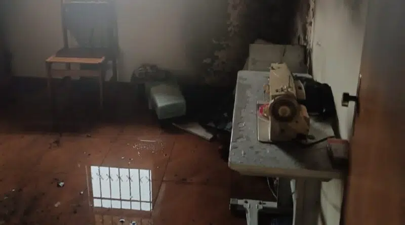 Bombeiros combatem incêndio em residência na Vila Togni cômodo de casa após incendio