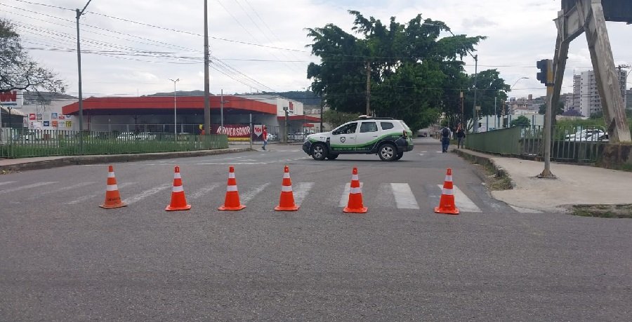 viatura do demutran no cruzamento da Avenida João Pinheiro