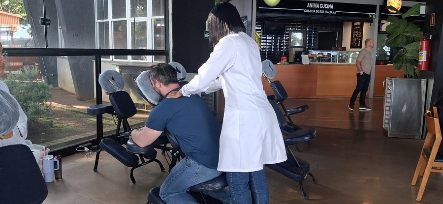 turista recebendo sessão de massagem