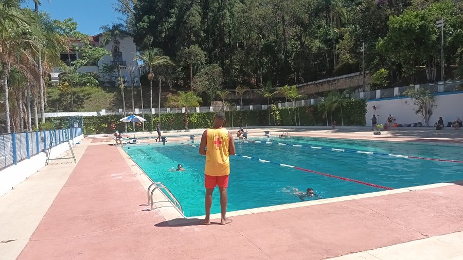 salva-vidas na piscina do country club