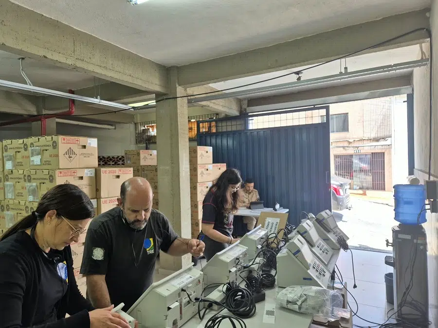servidores da justiça eleitoral durante os preparativos de urnas eletrônicas em Poços de Caldas