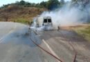 Van fica destruída após incêndio na Serra do Selado van incendiada na serra do selado