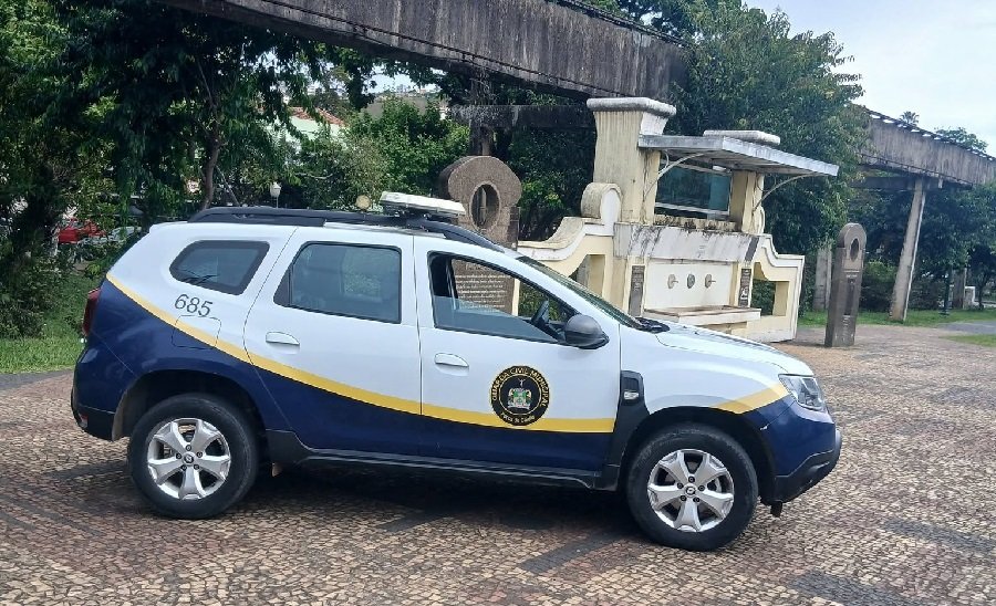 viatura da GCM na fonte Sinhazinha