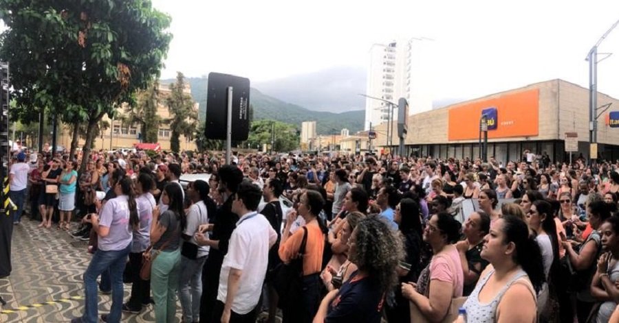 Servidores públicos municipais durante assembleia na câmara em 2023