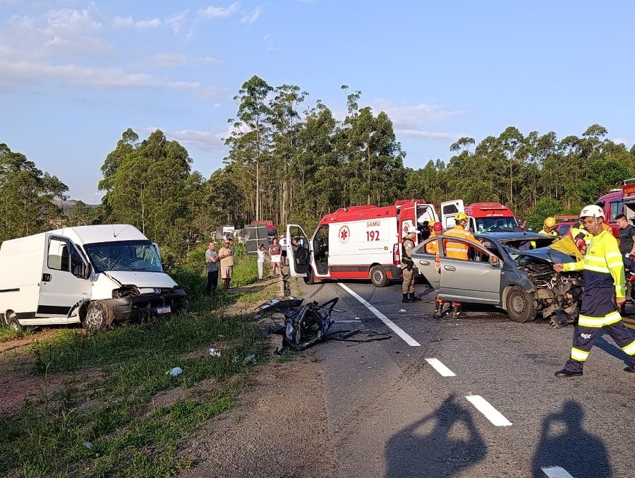 furgão branco, ambulância do samu e um carro de passeio durante acidente na rodovia do contorno em Poços de Caldas-MG
