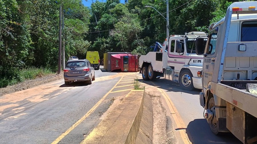 carros e caminhões durante um acidente na Serra de Campestrinho em Poços de Caldas