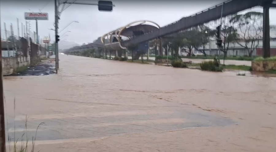 alagamento na avenida João Pinheiro em Poços de Caldas