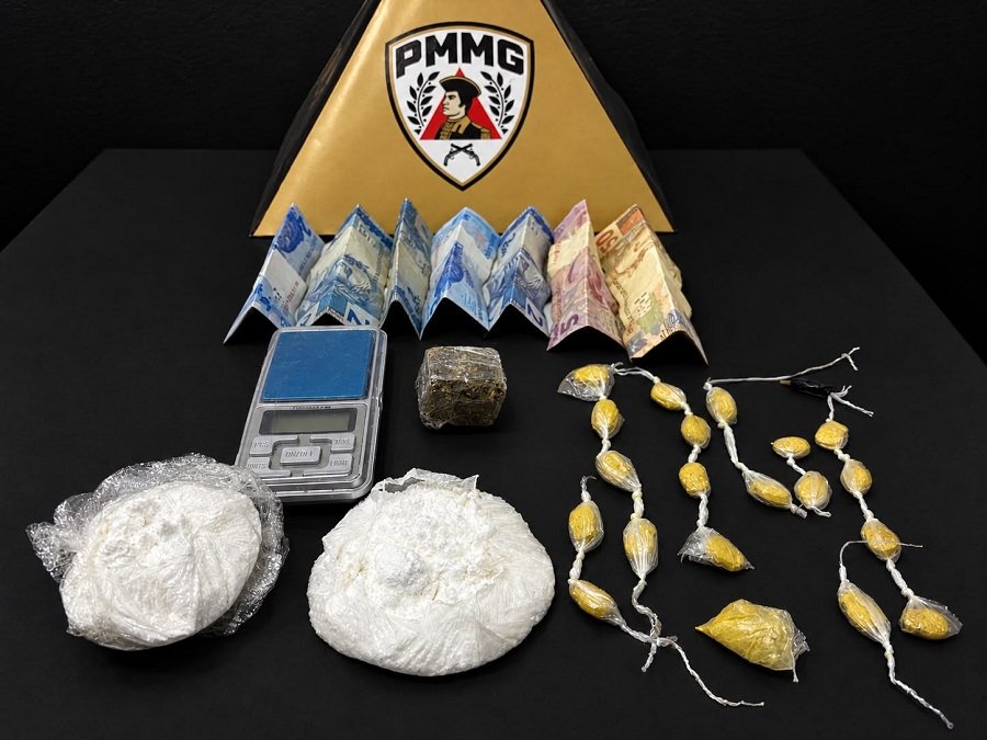 drogas e material relacionado ao tráfico apreendidos pela PM