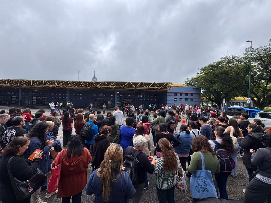 servidores públicos municipais durante assembleia no Centro Administrativo de Poços de Caldas