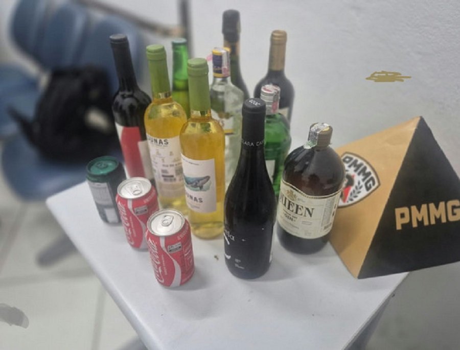 garrafas de bebidas alcoólicas recuperadas pela PM após furto em restaurante
