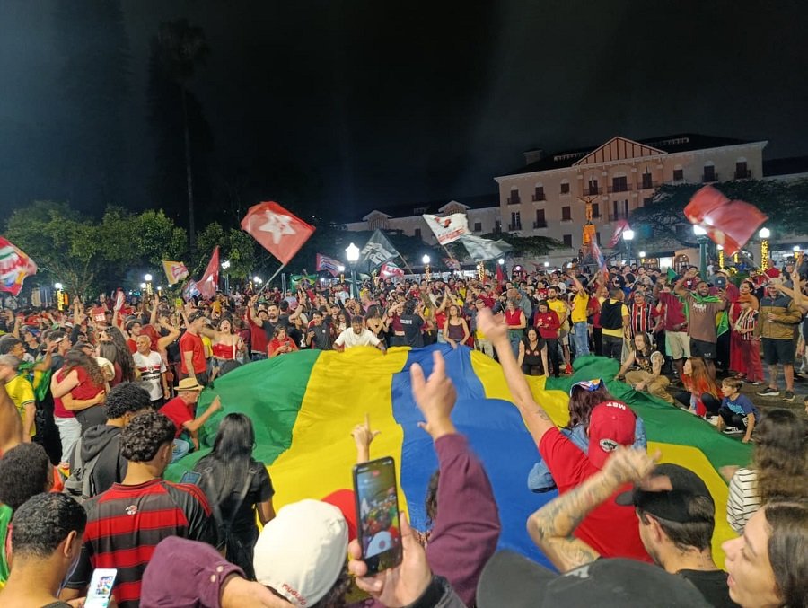 eleitores de Lula durante comemoração da reeleição na Praça Pedro Sanches