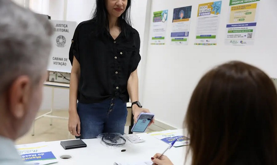 eleitora votando