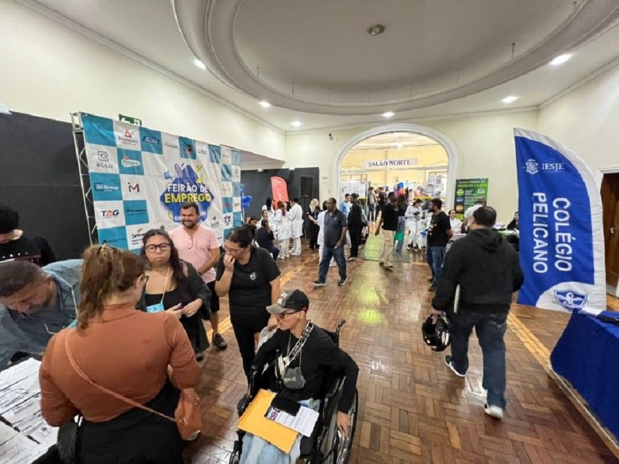 candidatos a emprego durante o Feirão de Empregos