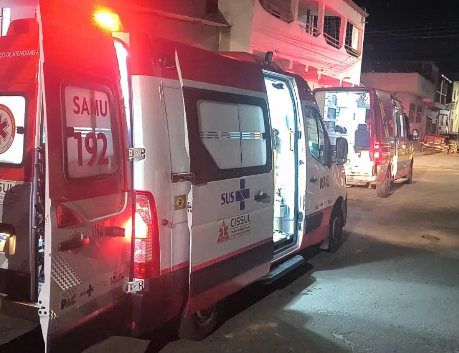 ambulâncias do SAMU e do Corpo de Bombeiros durante atendimento