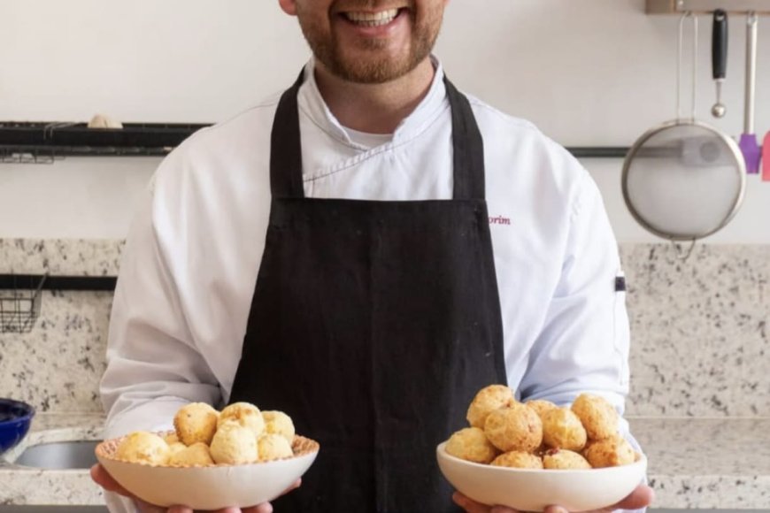 microempreendedor segurando pães de queijo