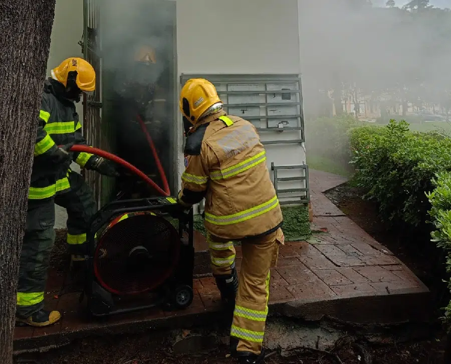 Bombeiros durante o combate a um incêndio em cozinha de restaurante no centro de Poços de Caldas-MG