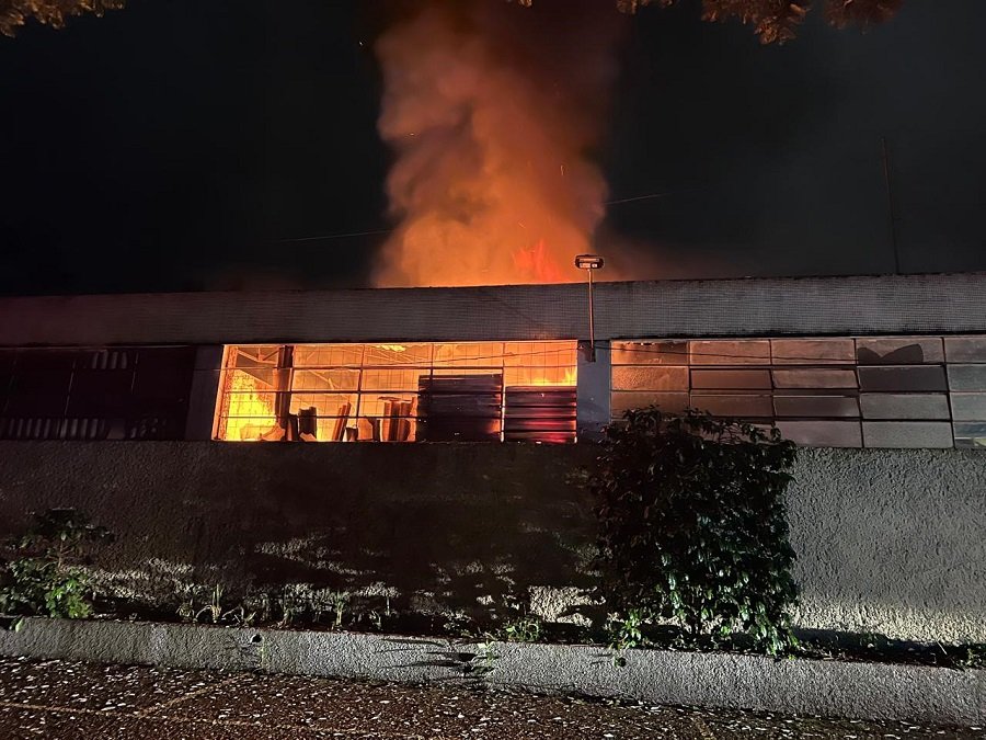 incêndio no galpão do centro operacional da Secretaria de Serviços Públicos de Poços de Caldas