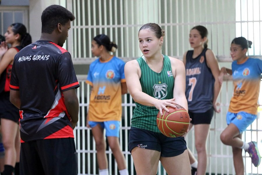 Lorena Prado jogadora de basquete da Caldense