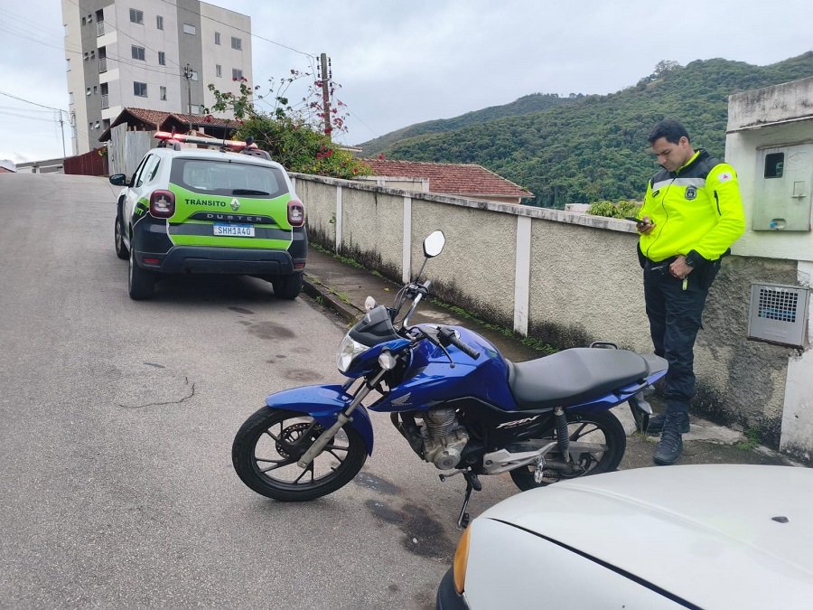 moto furtada e um agente de trânsito parados na rua
