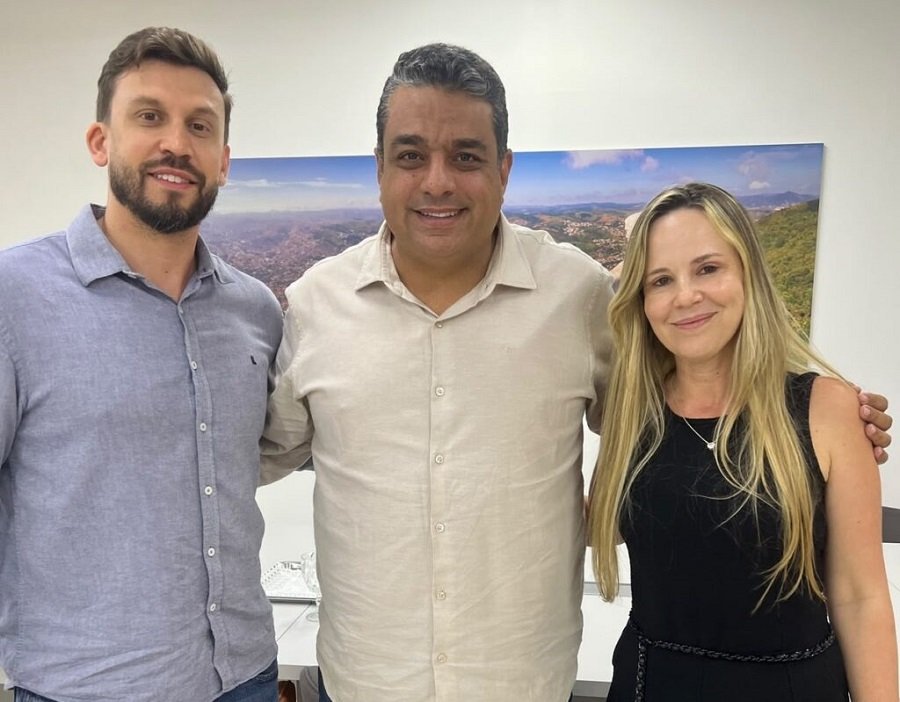 Paulo Henrique Ribeiro, secretário de Obras, prefeito Paulo Ney e a secretária adjunta de Saúde, Michelle Bertozzi