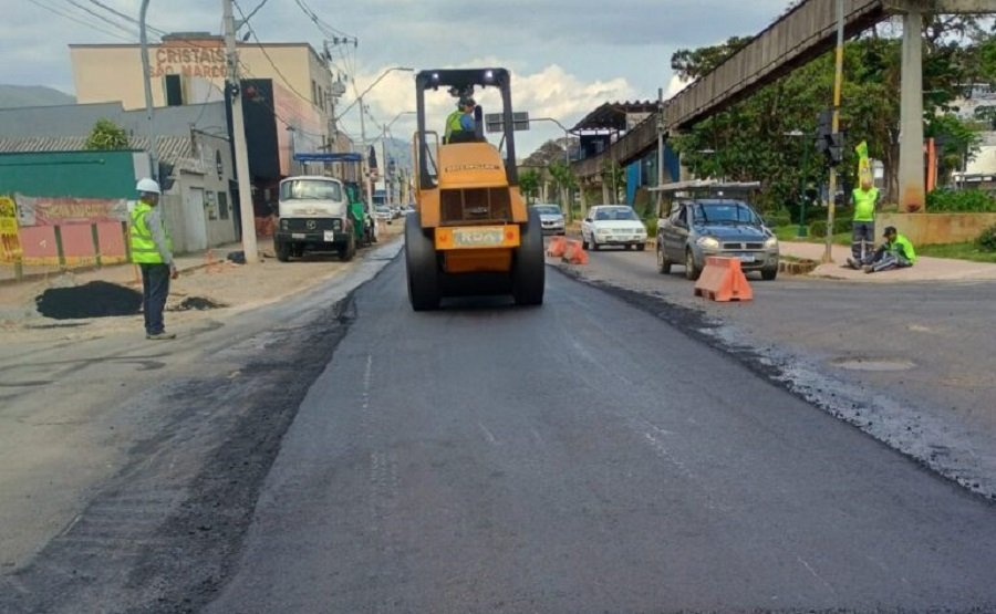 obra de pavimentação na Avenida João Pinheiro