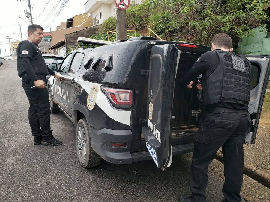 policiais civis durante operação serrote que investiga um homicídio em Poços de Caldas