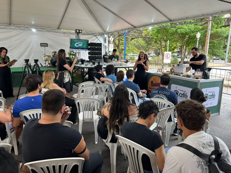 palestrante falando a público durante feira de café em Poços de Caldas