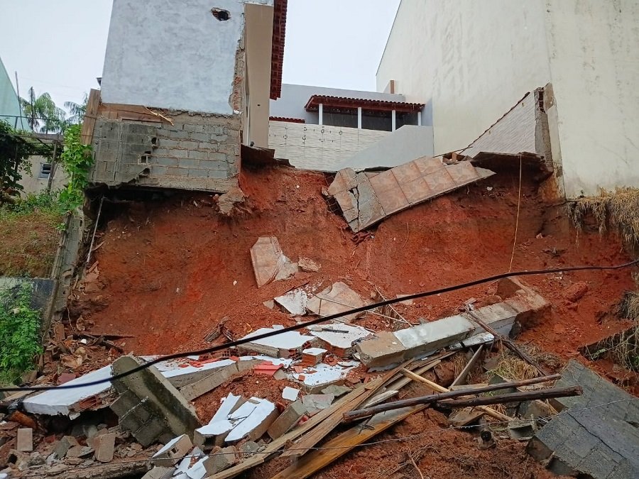 muro que caiu após deslizamento de terra em Campestre