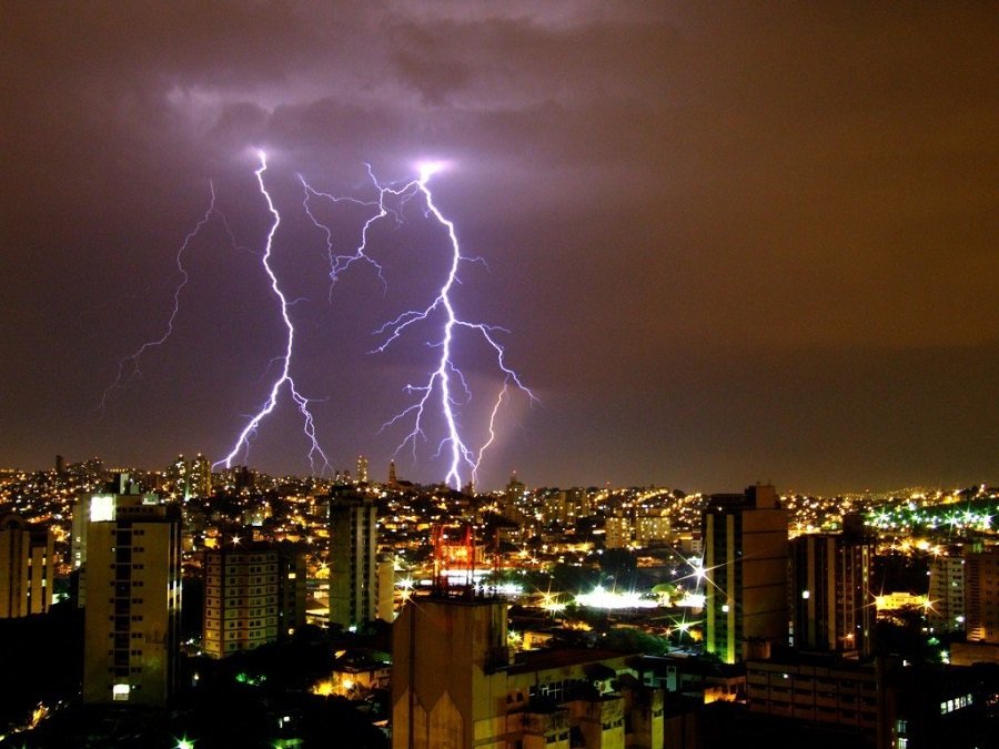 raios sobre prédios em belo horizonte