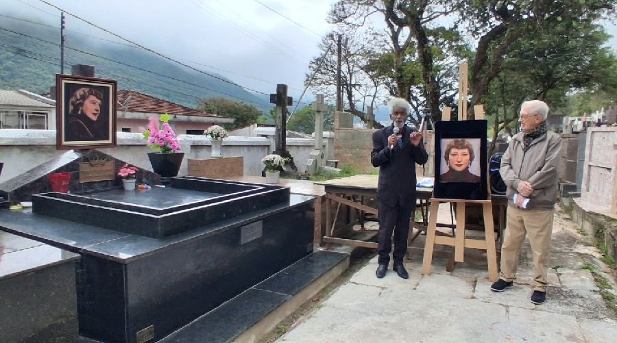 jornalistas Roberto Tereziano e Odair Camilo durante solenidade de restauro do túmul da princesa anastacia