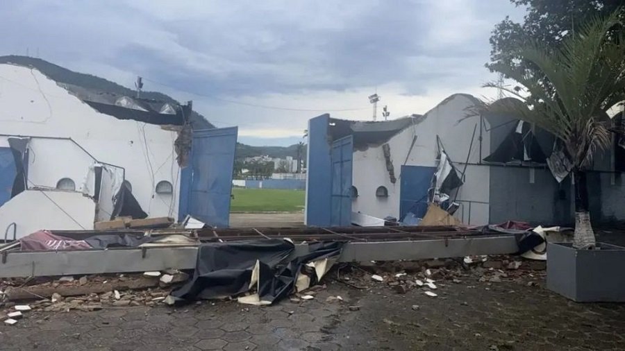 muros e portões do estádio municipal de Andradas após temporal