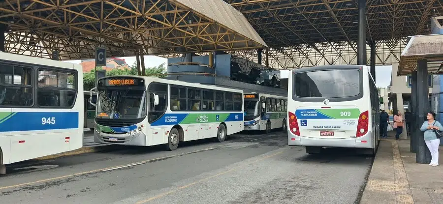 ônibus do transporte público no terminal de linhas urbanas